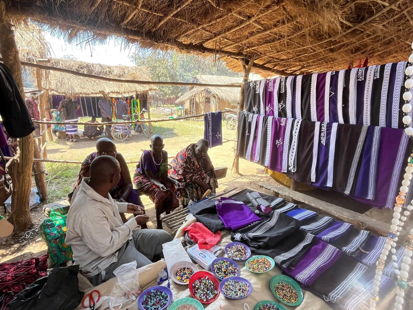 Tissus colorés vendus au marché Maasaï